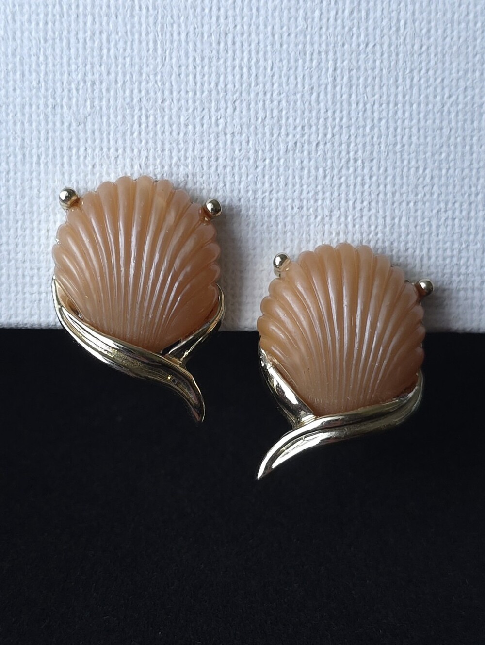 Vintage 1950s Thermoset Plastic Coral Seashell Clip On Earrings